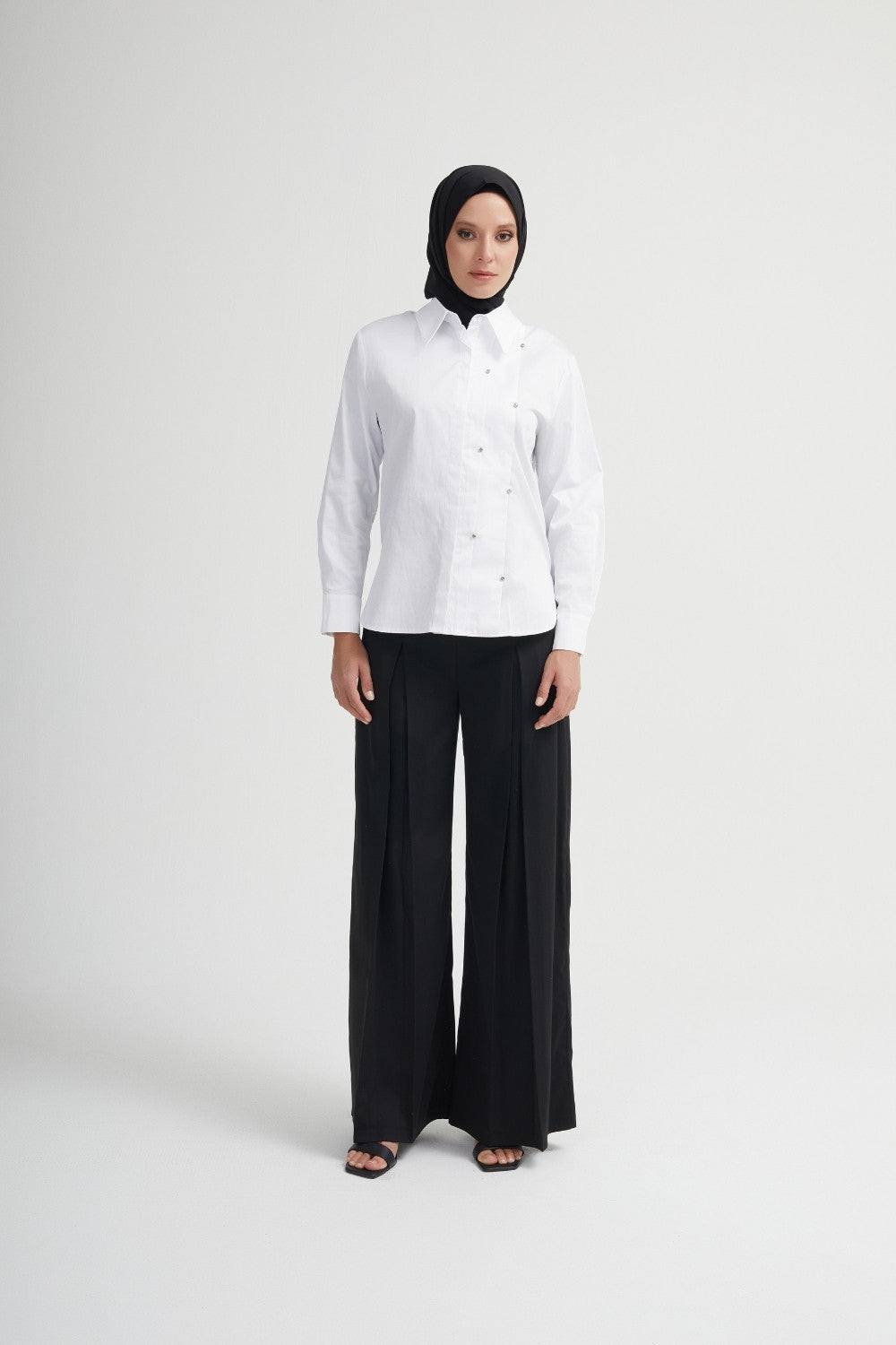 pleated trousers